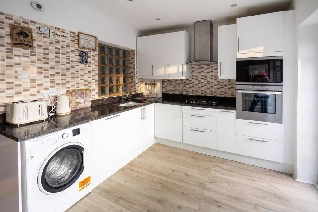 Hogwarts Hideaway Themed Property Watford  Eksteriør bilde