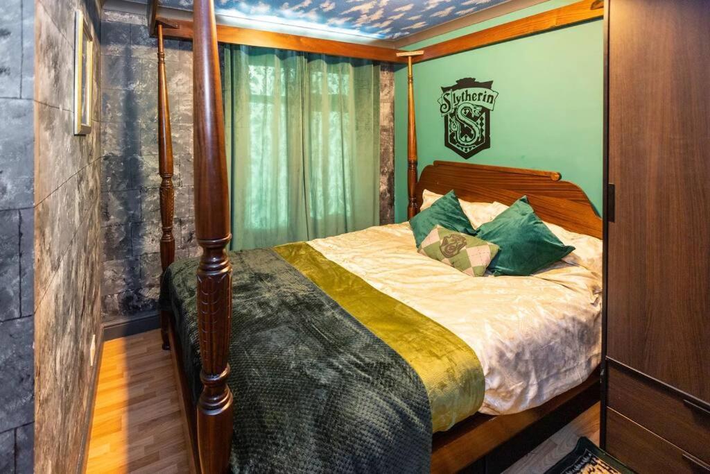 Hogwarts Hideaway Themed Property Watford  Eksteriør bilde