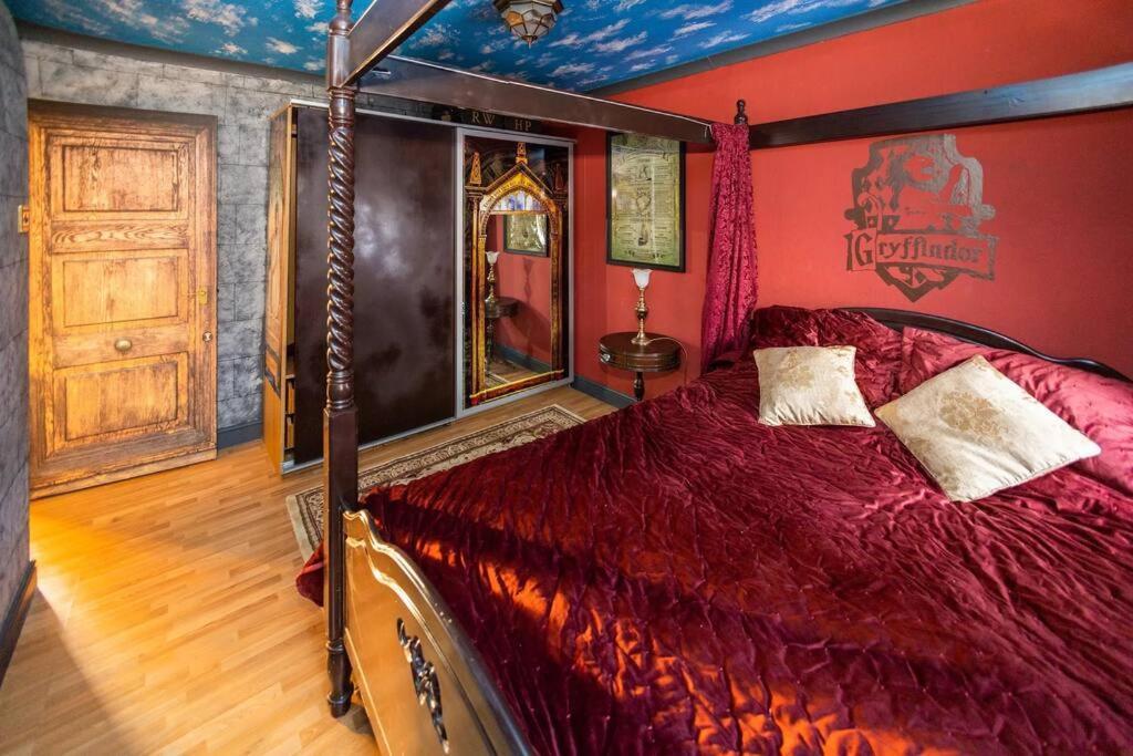 Hogwarts Hideaway Themed Property Watford  Eksteriør bilde