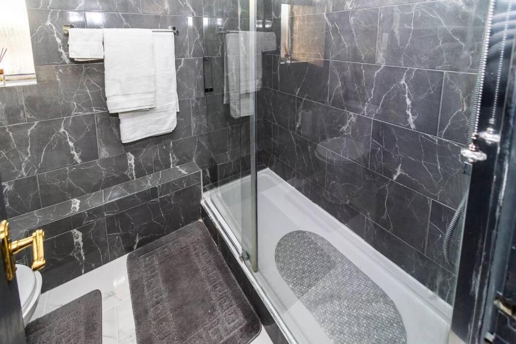 Hogwarts Hideaway Themed Property Watford  Eksteriør bilde