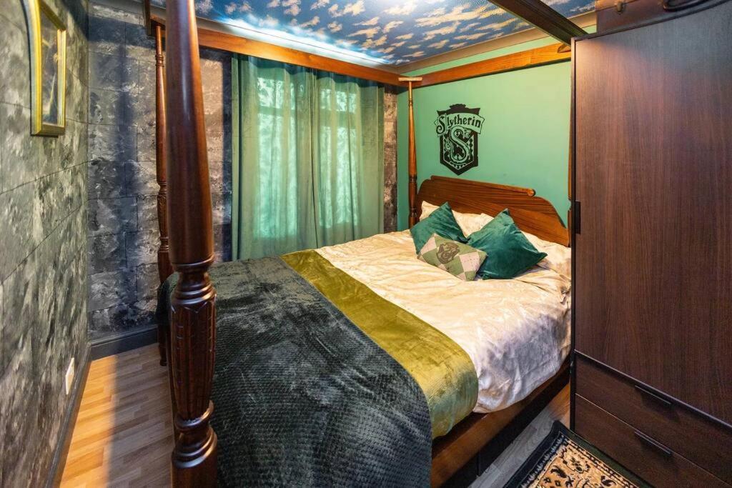 Hogwarts Hideaway Themed Property Watford  Eksteriør bilde