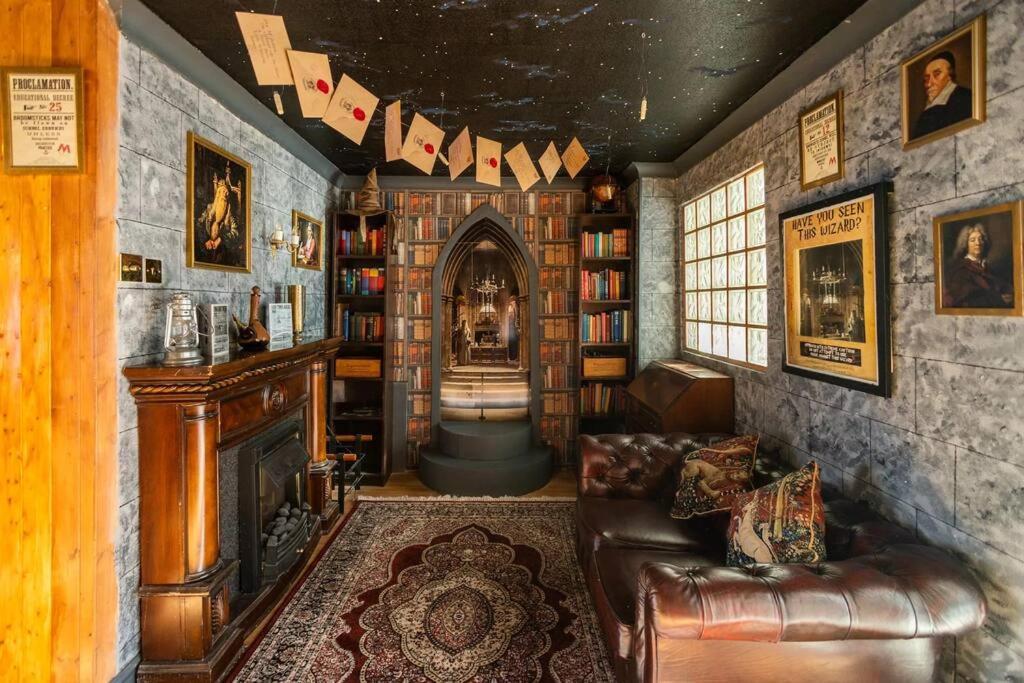 Hogwarts Hideaway Themed Property Watford  Eksteriør bilde