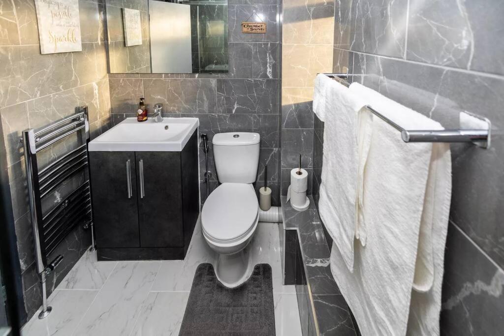Hogwarts Hideaway Themed Property Watford  Eksteriør bilde