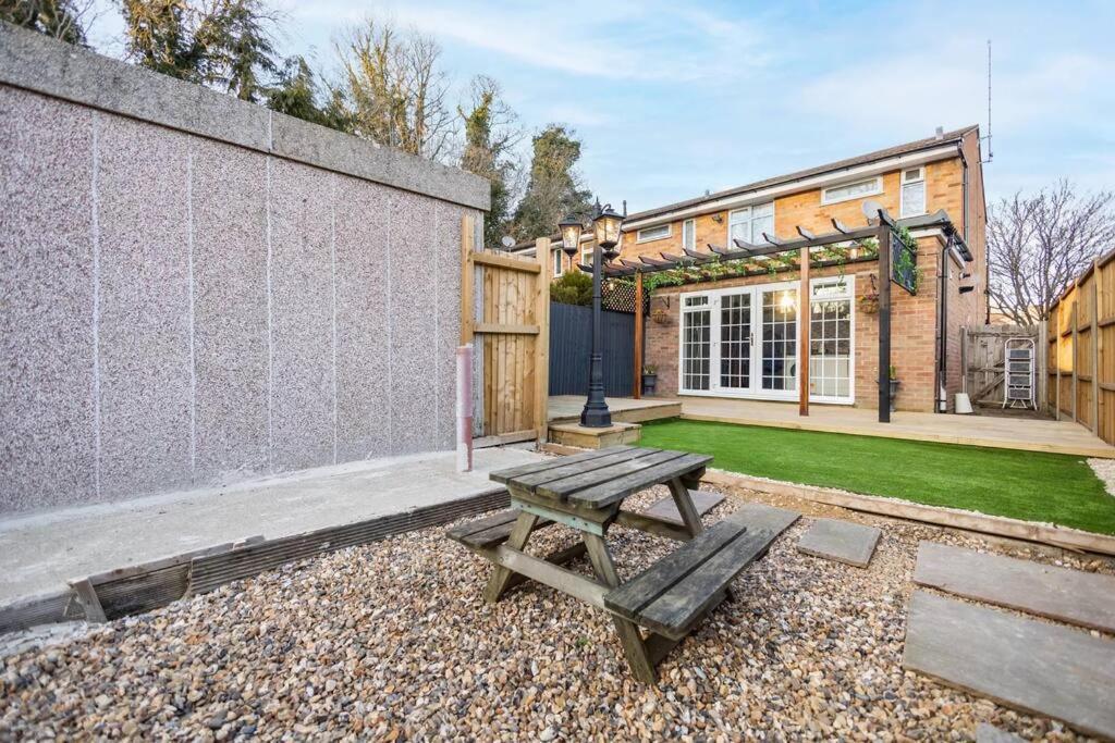 Hogwarts Hideaway Themed Property Watford  Eksteriør bilde